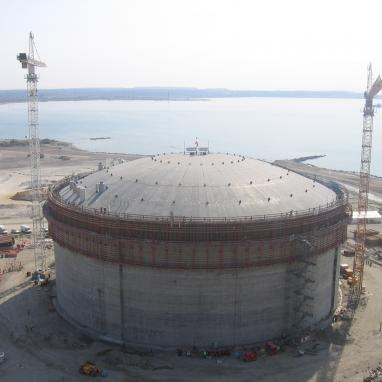 Budowa zbiornika LNG w Fos-sur-Mer pod Marsylią, Francja