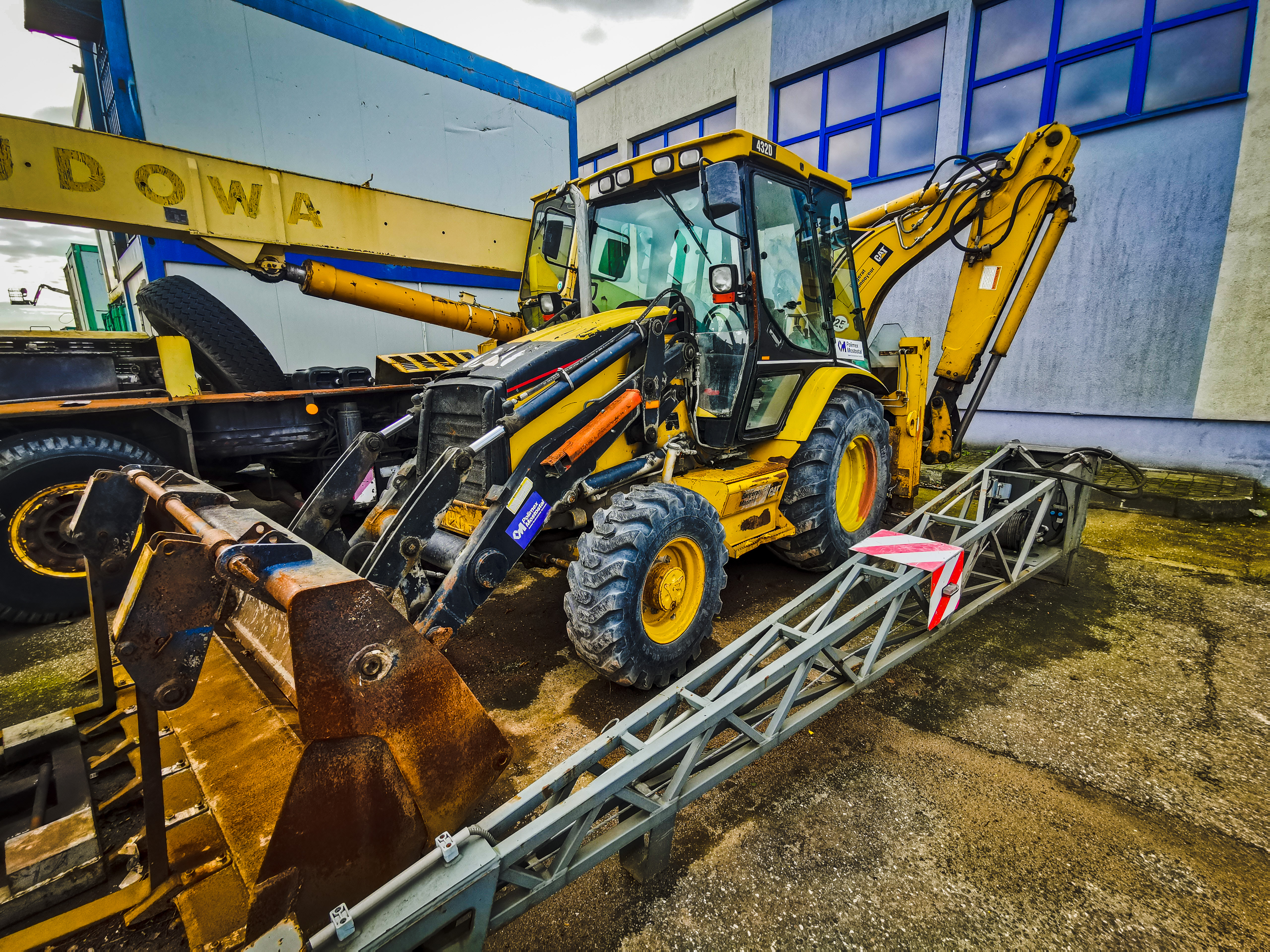 Koparko-ładowarka CAT 432D